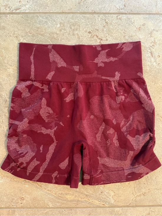 OQQ Pants - NWOT Women’s Red Maroon Camo Biker Shorts Scrunch Sides Size Medium
